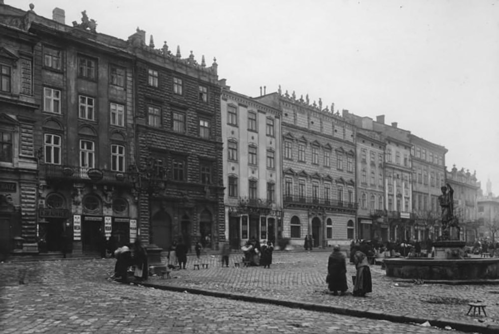 Площадь рынок. С 1915 года, когдабыл сделан этот снимок, дома в центре Львова практически не изменились, вотличие от горожан