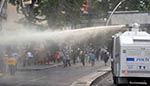 Стамбул дает газу! Протесты в Турции не
похожи на киевские. И народ более буйный, и полиция действует, не стесняясь в
спецсредствах. Фото AFP