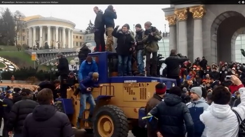 Трактор на Майдане 14