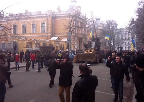 Трактор едет 15