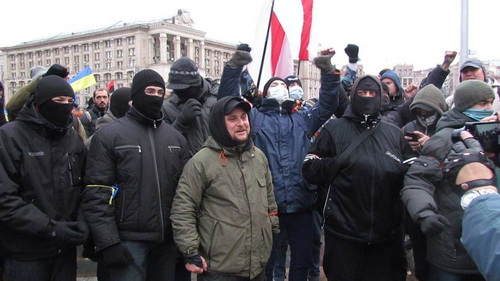 Боевики в масках на Майдане 5